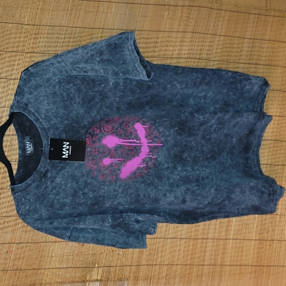 Deadstock. Streetwear. Man Boohooman. T shirt. Size Large. Paisley drip face. - Picture 1 of 6